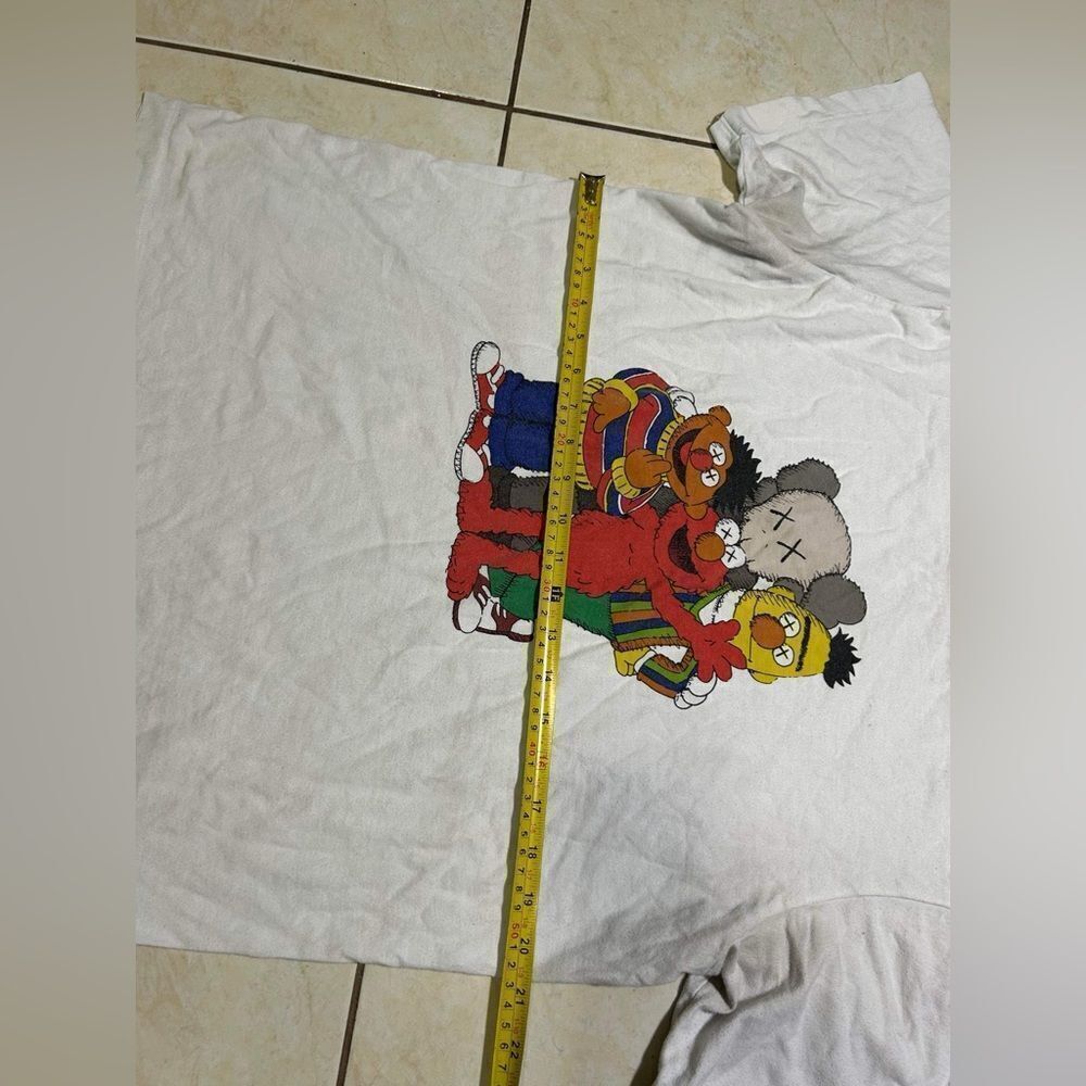 Kaws x Uniqlo Sesame Street Elmo Bert Ernie Tee Shirt Men’s Size M - Picture 7 of 9